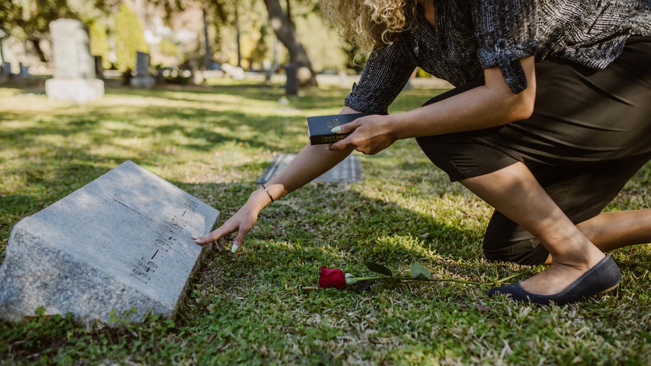 Dear Abby: Is a memorial really the right place to propose a real estate transaction?