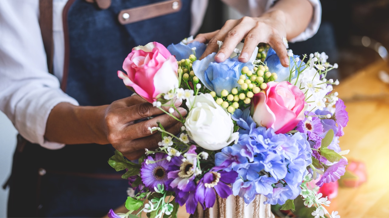 Dear Annie: Should I tell my associate the flowers they sent werenât of quality?