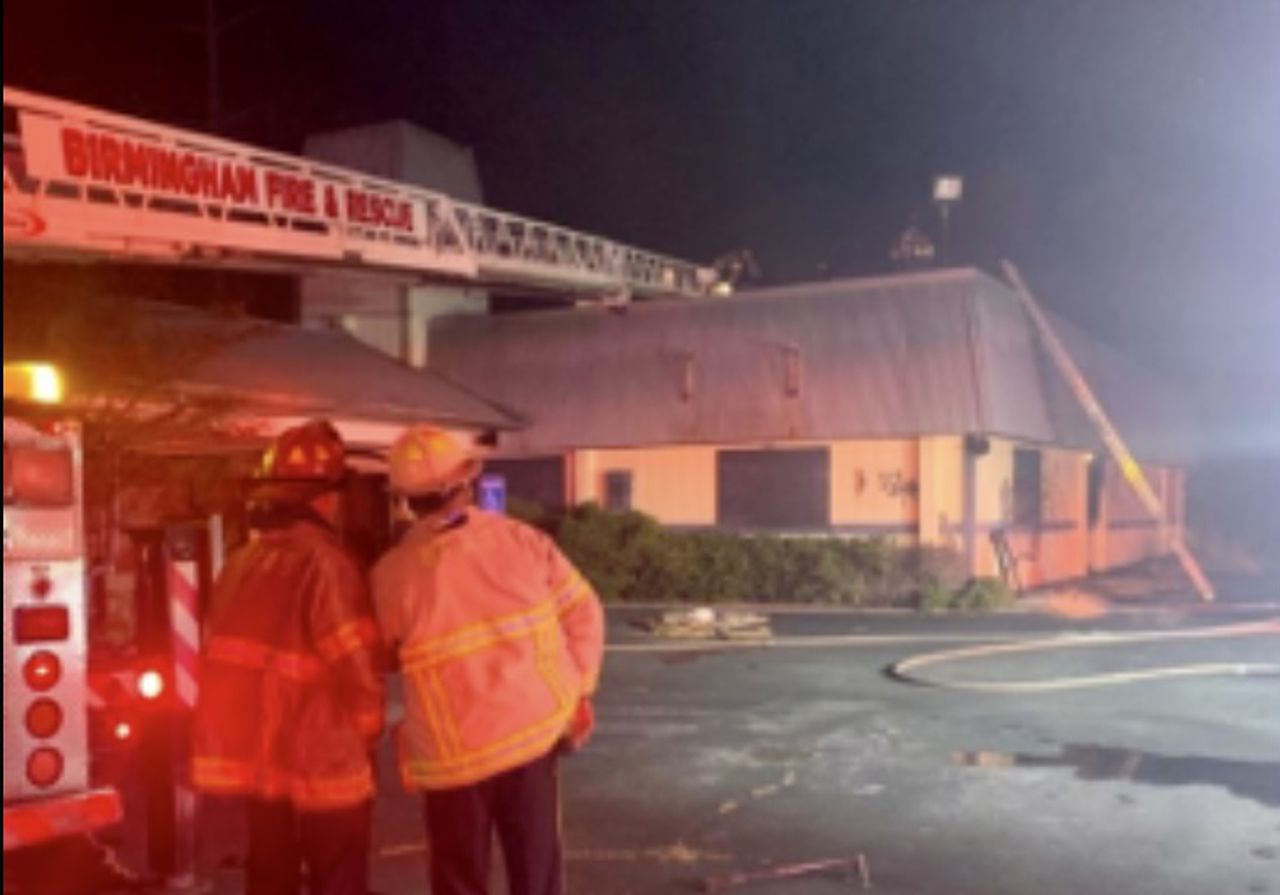 Firefighters battling blaze at old Red Lobster building on Birminghamâs Crestwood Boulevard