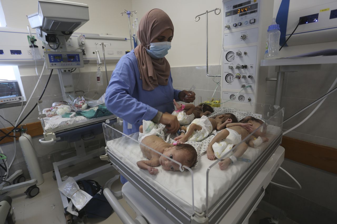 Health workers evacuate 31 âvery sickâ babies from Gazaâs largest hospital