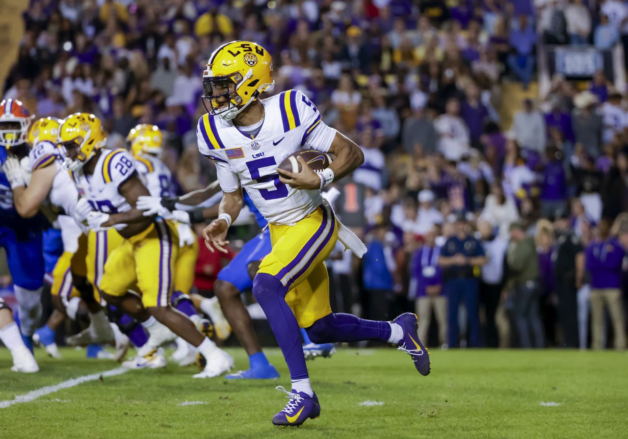 LSUâs Jayden Daniels breaks SEC total offense record