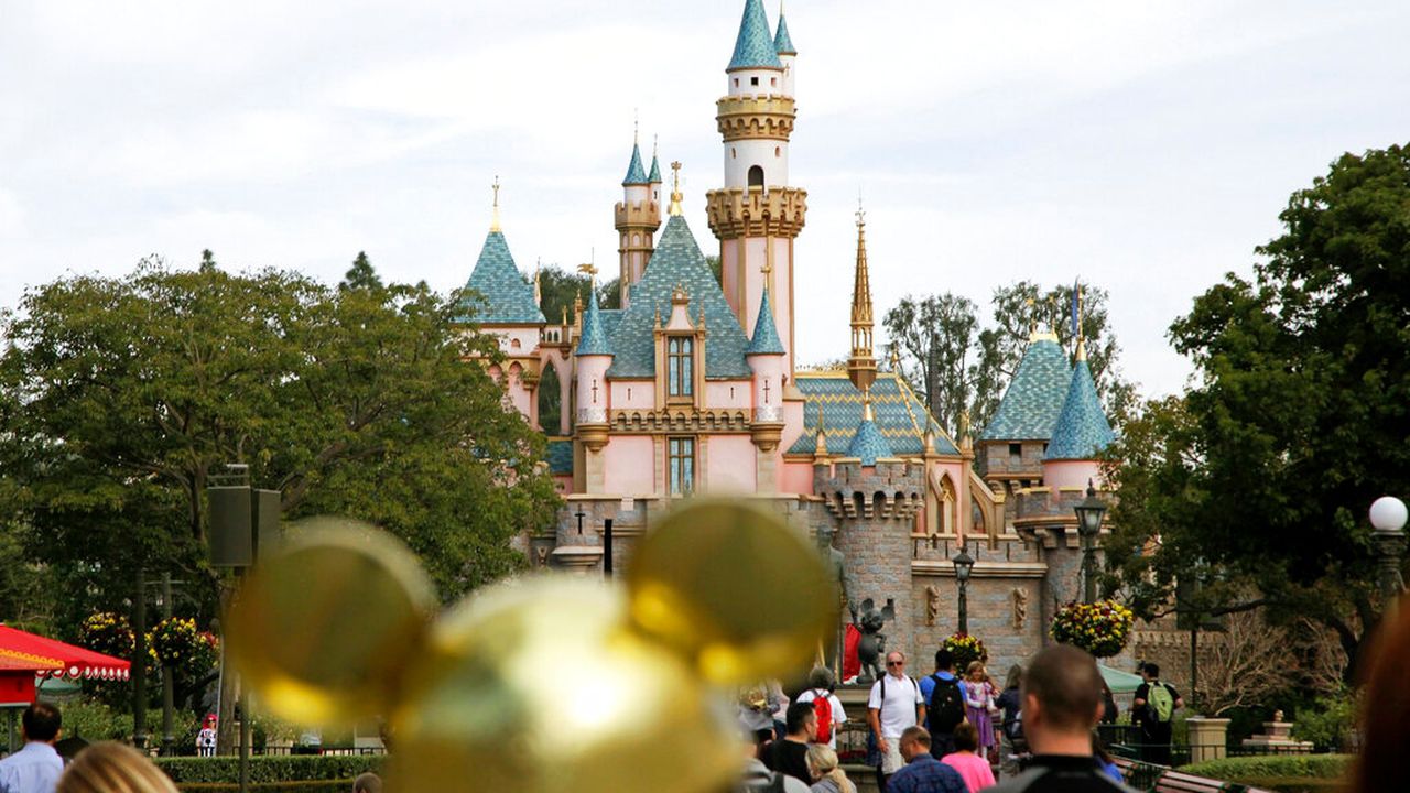 Man arrested for walking naked at Disneylandâs âItâs a Small Worldâ ride