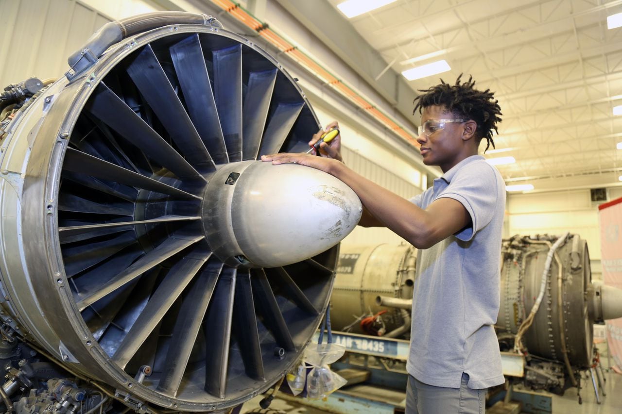 Mobile high school secures $350K to build a second airplane on campus