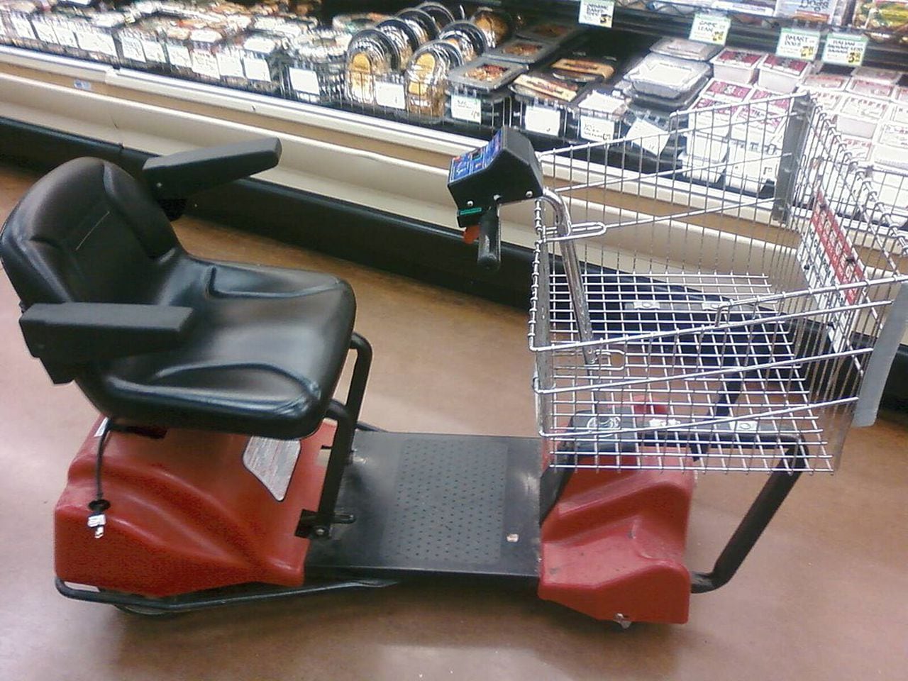 Mobile man allegedly drove off from Piggly Wiggly in electric shopping cart