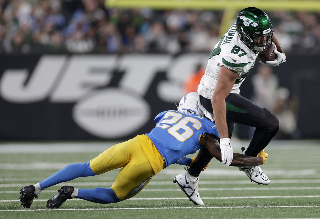 New York Jets tight end C.J. Uzomah runs after making a reception