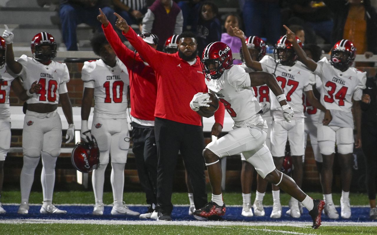 No. 1 Central-Phenix City stays perfect, routs rival Auburn