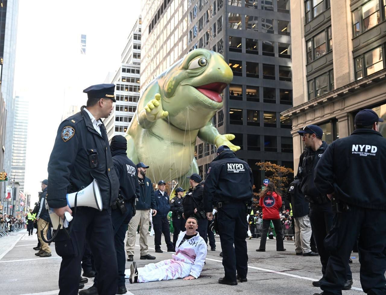 Pro-Palestine protesters disrupt Macyâs Thanksgiving Parade, glue hands to street