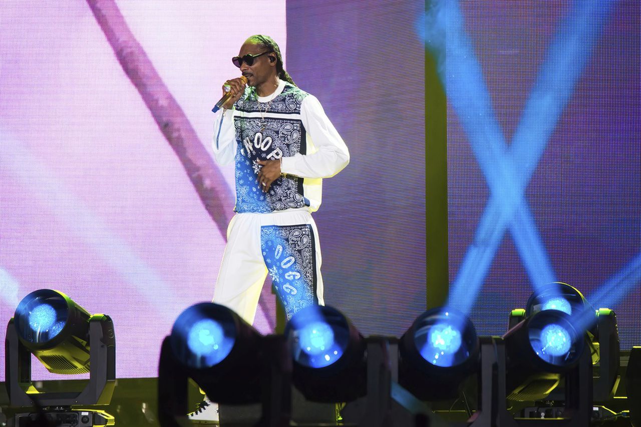 Snoop Doggâs âgiving up smoke,â asks for privacy