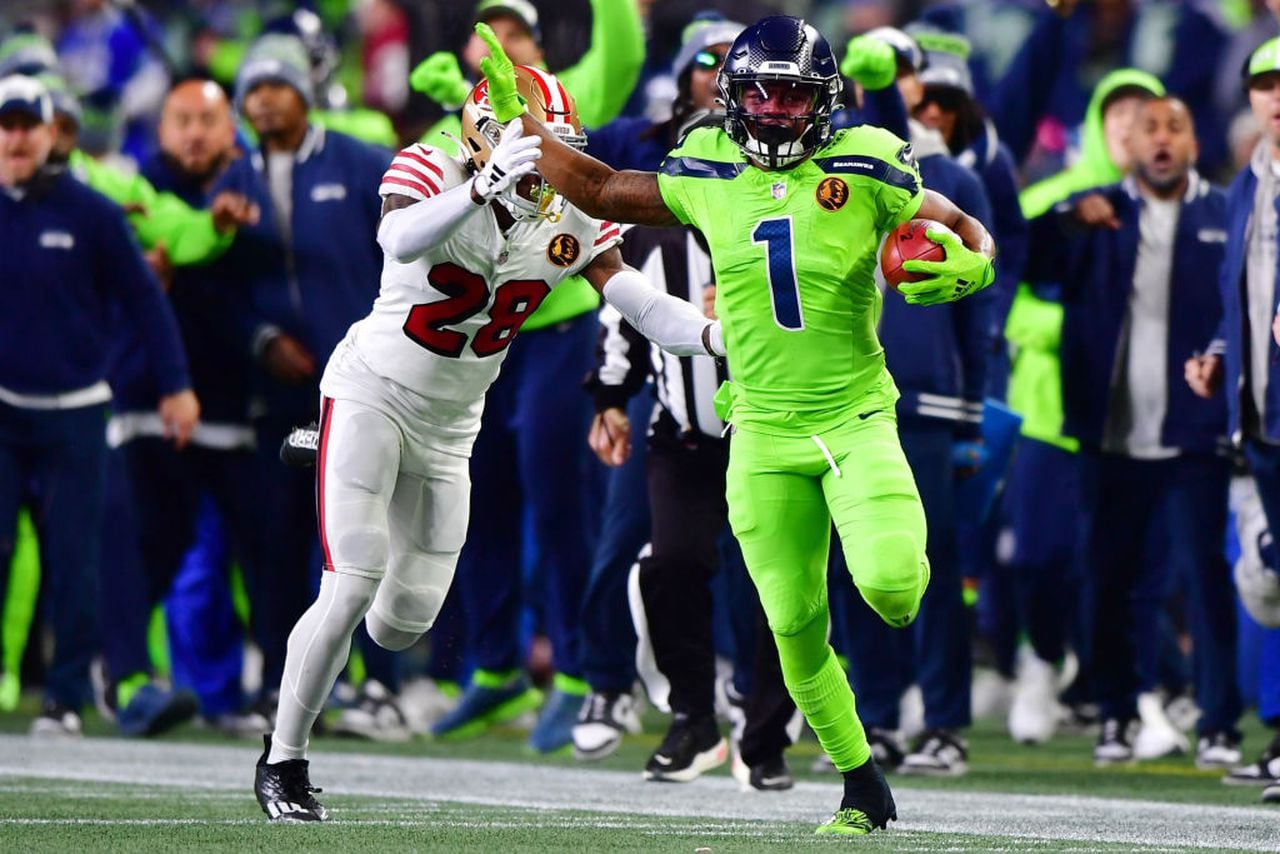 San Francisco 49ers cornerback Darrell Luter Jr. tackles Seattle Seahawks wide receiver Dee Eskridge on a kickoff