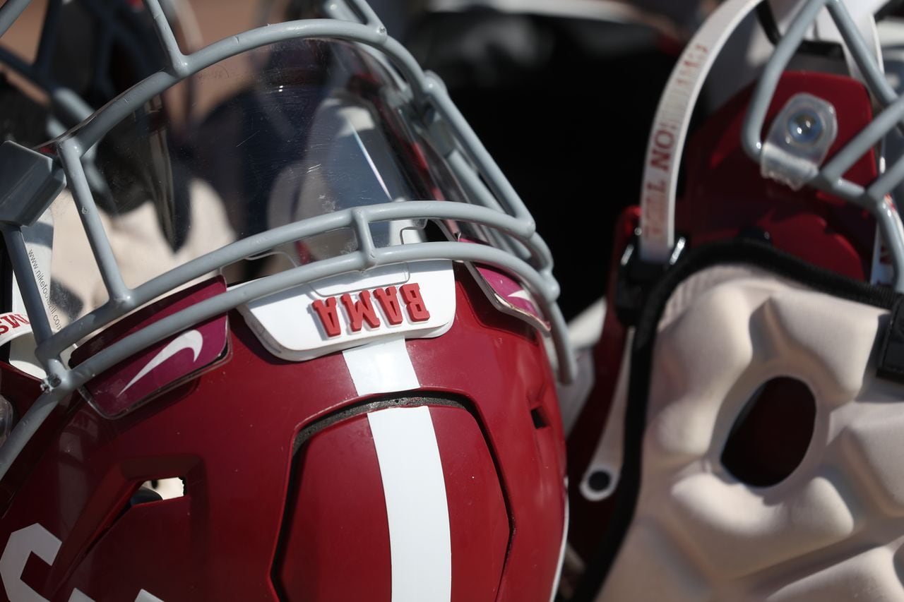 Watch Alabama get away with blatant facemask in Iron Bowl