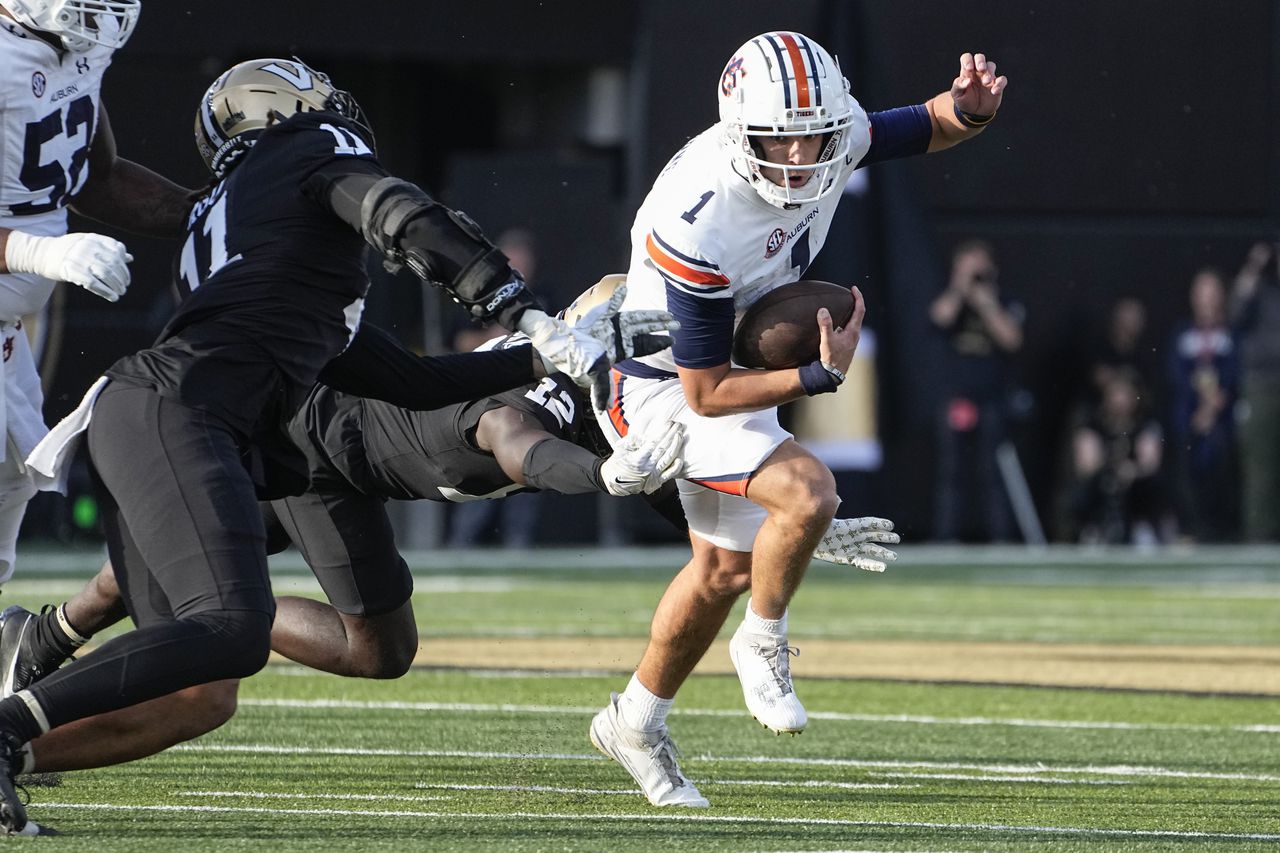 Watch Auburn players thank fans, celebrate win over Vanderbilt in âcomplete stadium takeoverâ