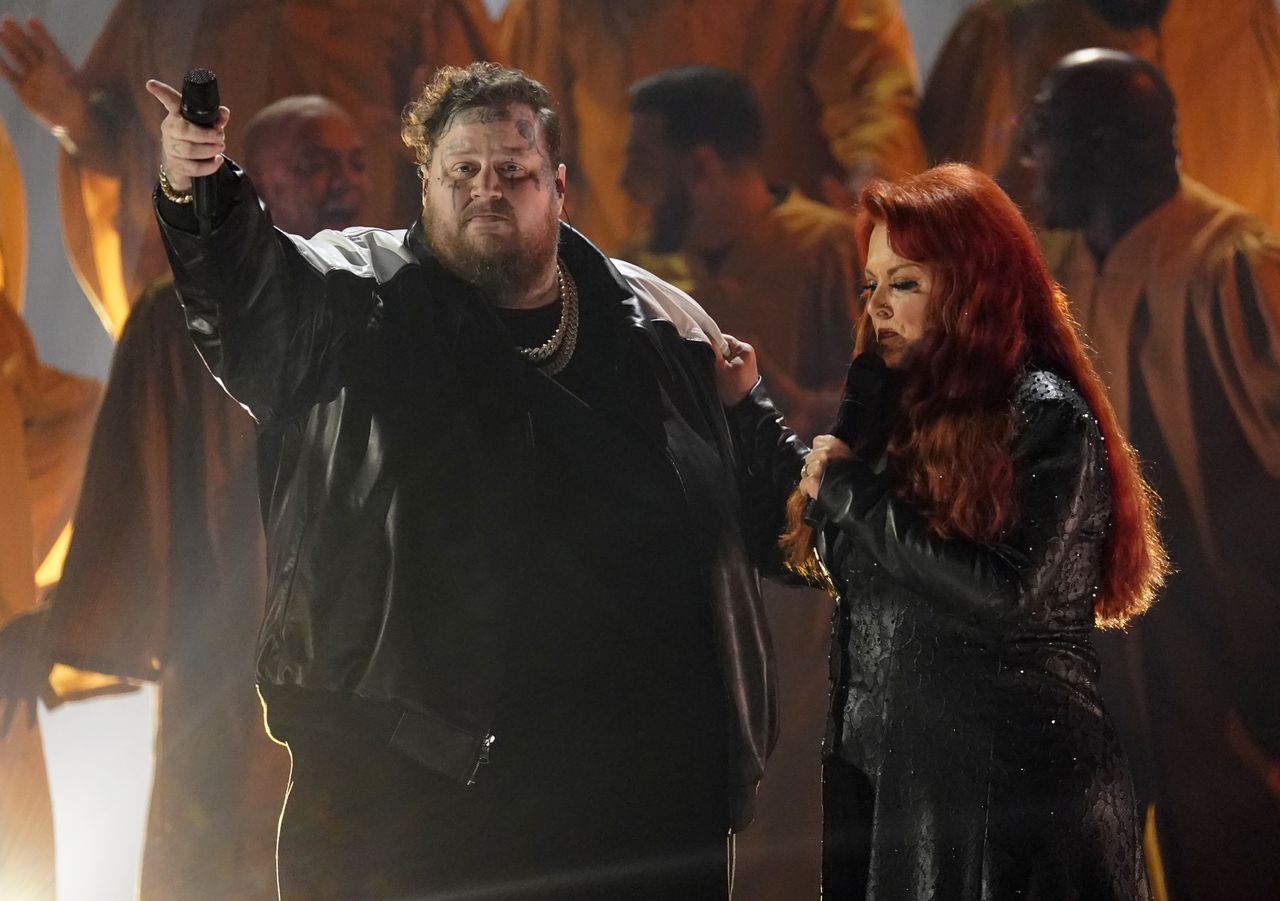 What happened to Wynonna Judd during her Jelly Roll CMAs duet?