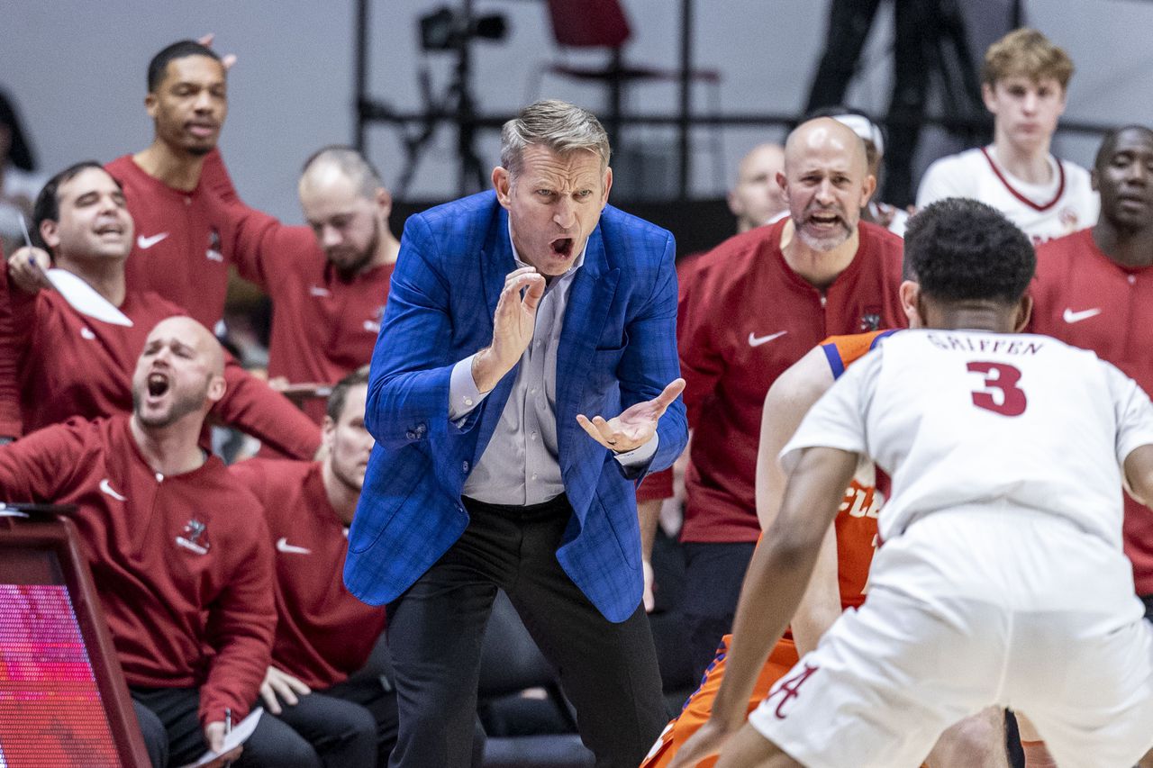 Alabama basketball cruises past Arkansas State, former assistant coach