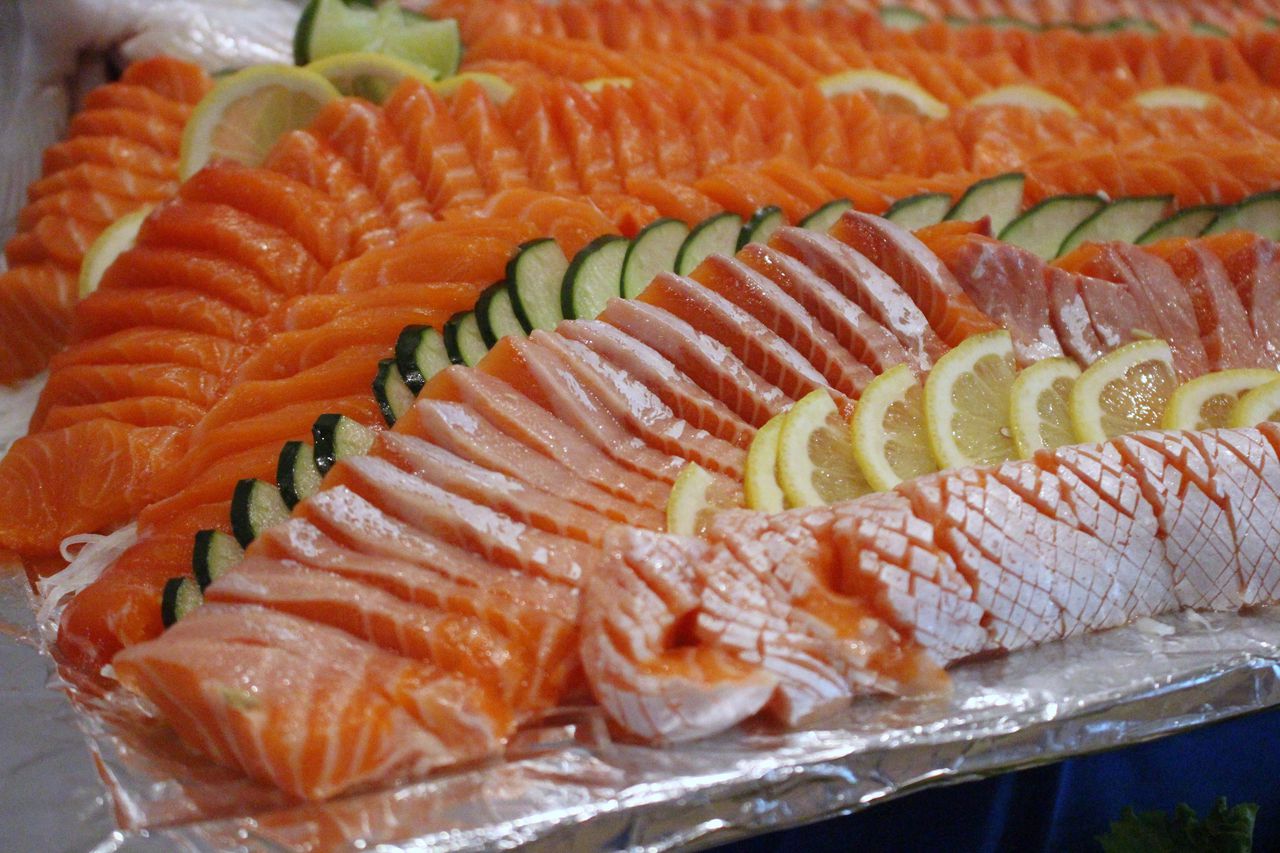 Presentation of salmon sashimi