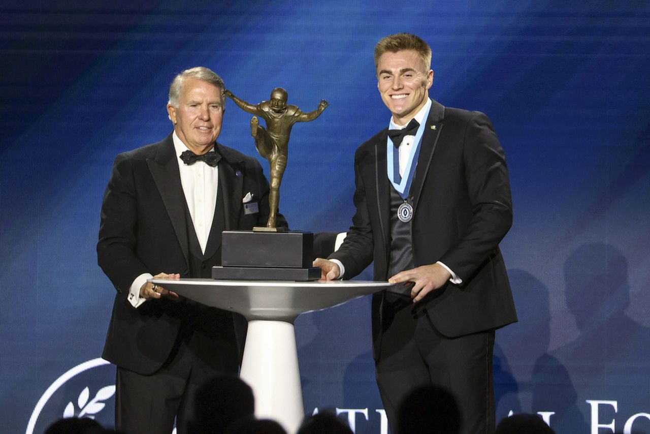 Bo Nix wins 2023 Campbell Trophy as top scholar-athlete