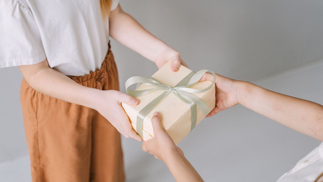 Dear Annie: Iâm broke, how do I tell loved ones I wonât be giving as many gifts?