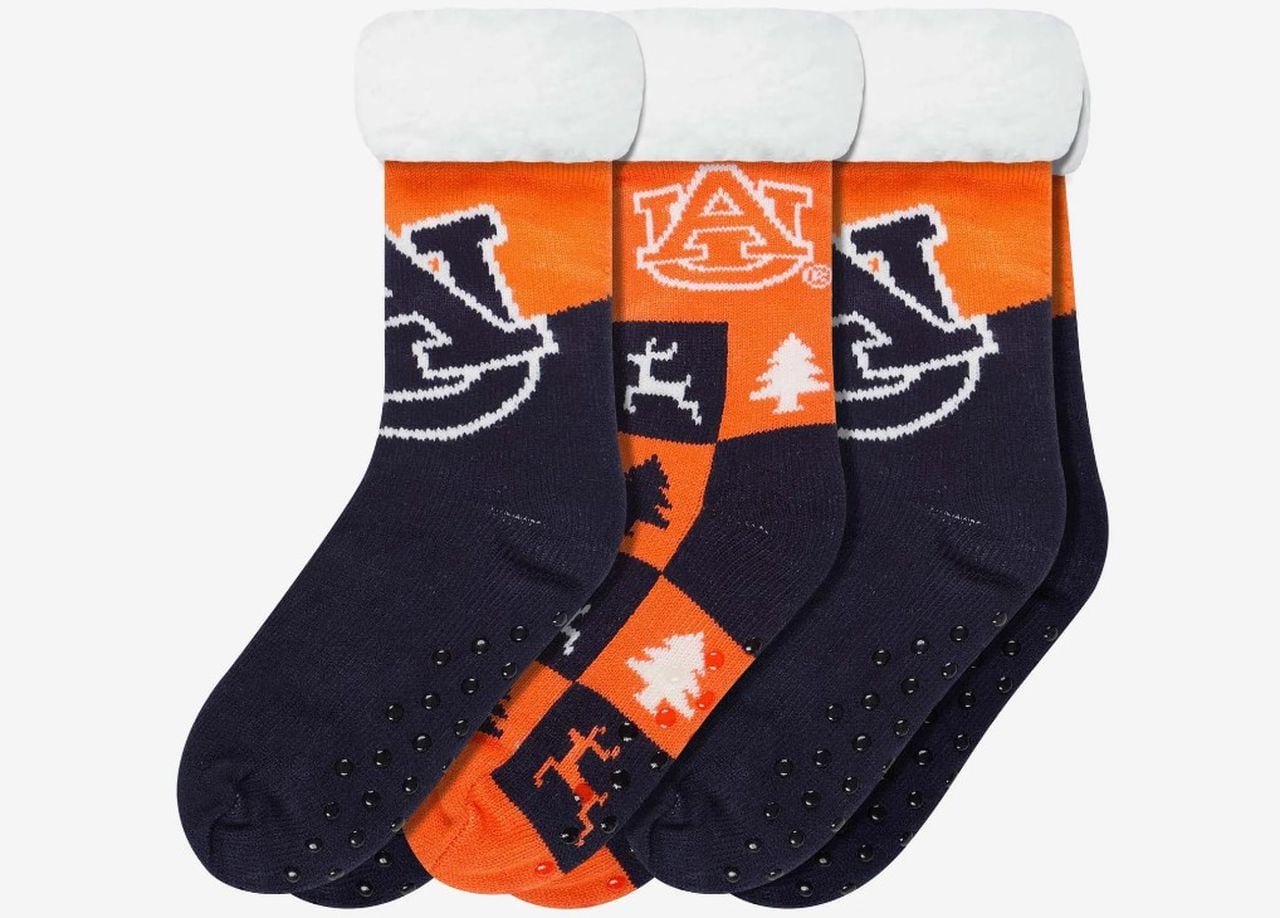 Get your Auburn Tigers womenâs slipper socks