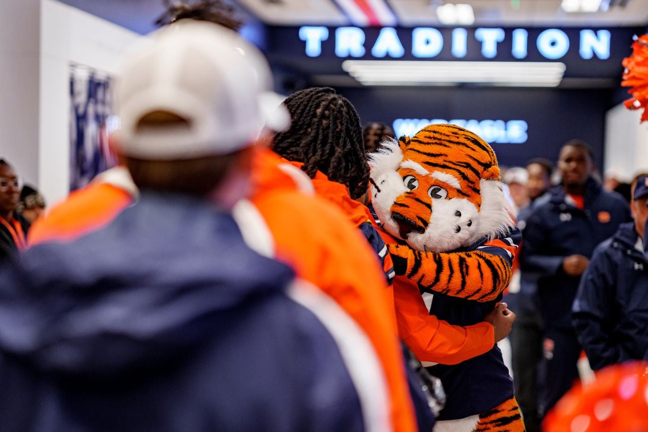 Inked: 3-star Clay-Chalkville LB DâAngelo Barber signs with Auburn