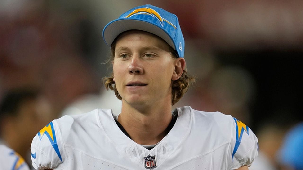 JK Scott gets off 83-yard punt for Los Angeles Chargers