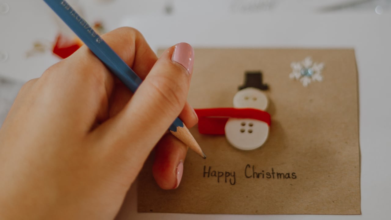 Miss Manners: What is the correct acknowledgment for Christmas cards?