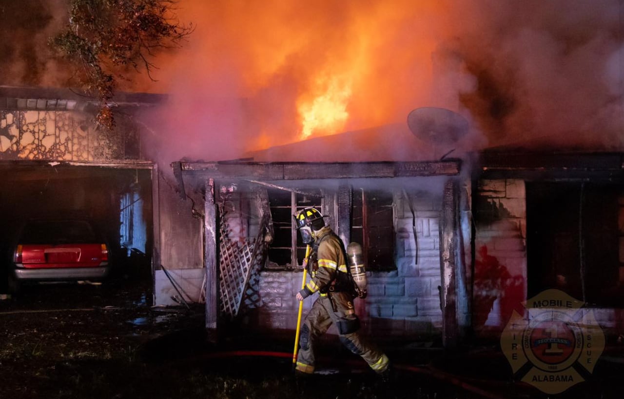 Mobile firefighter injured battling fire at vacant house