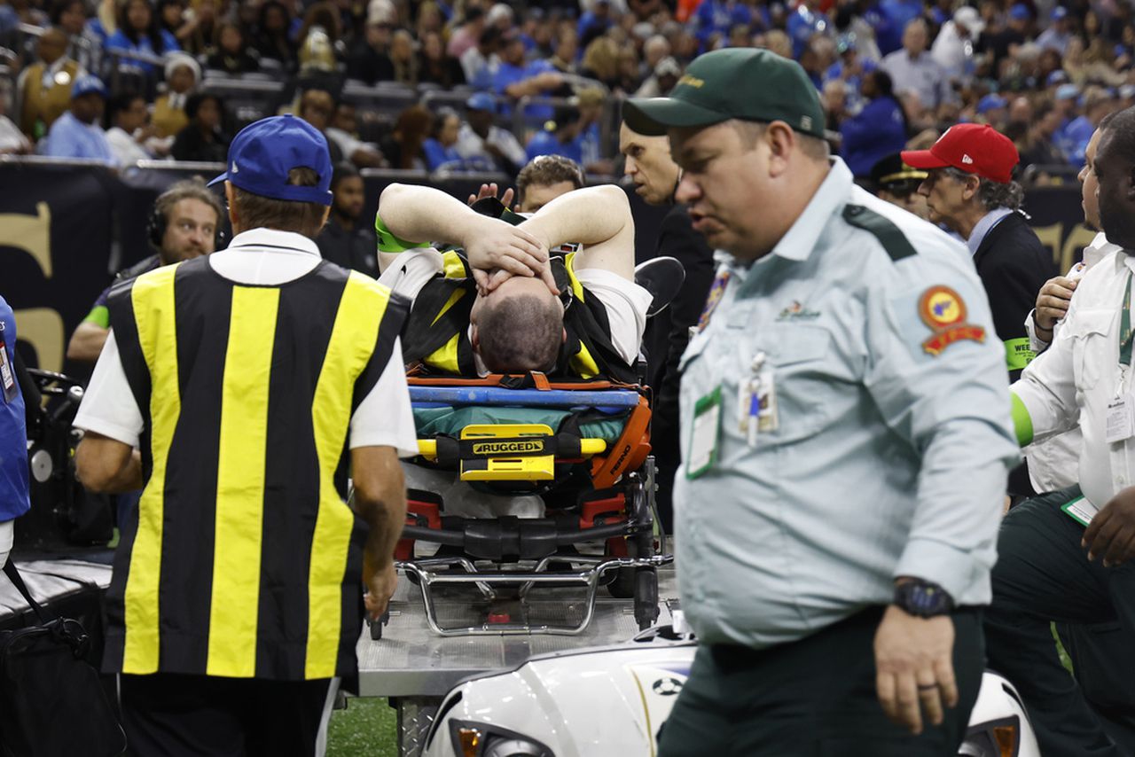 NFL chain crew worker sustains gruesome leg injury after Alvin Kamara collision