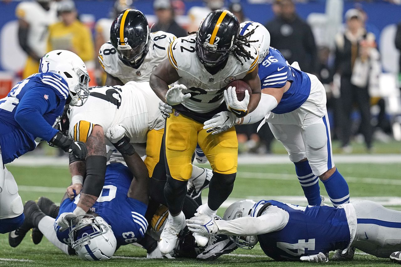 Pittsburgh Steelers running back Najee Harris carries the football during an NFL game against the Indianapolis Colts