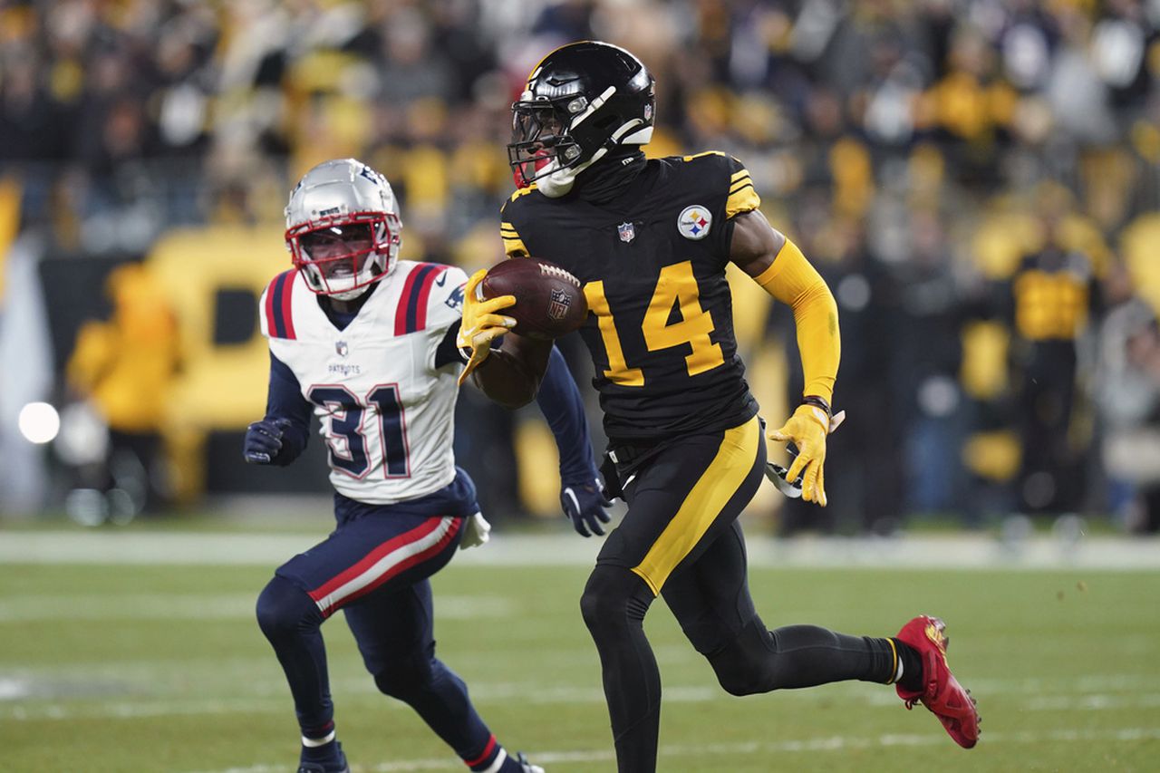 Pittsburgh Steelers wide receiver George Pickens is pursued by New England Patriots cornerback Jonathan Jones