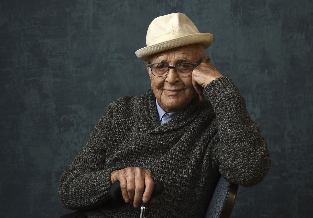 Norman Learâs family sang him his famous TV theme songs as he died