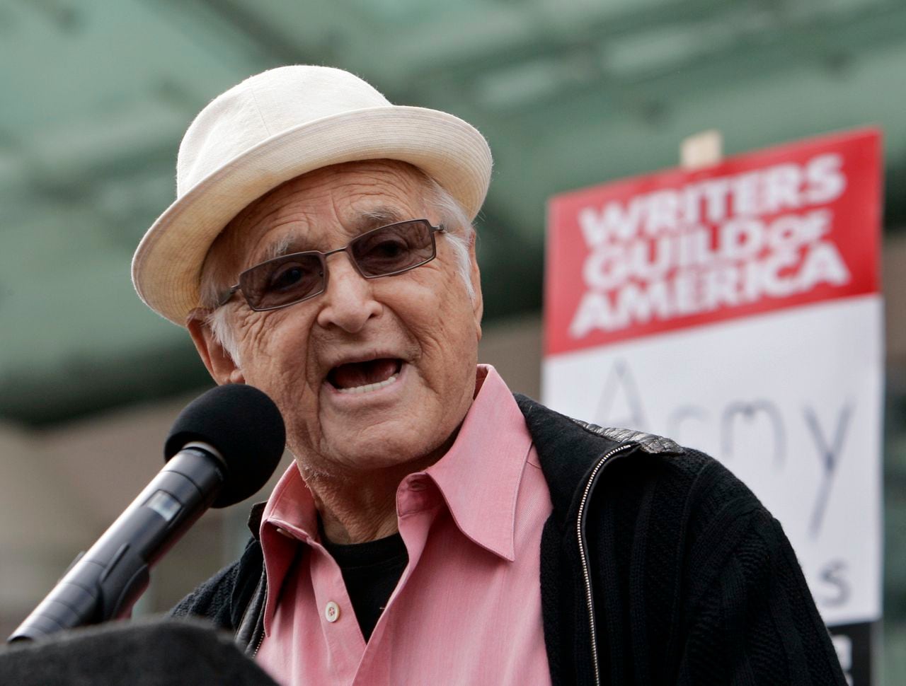 Norman Learâs last sitcom is set in Alabama and features George Wallace (not that one)