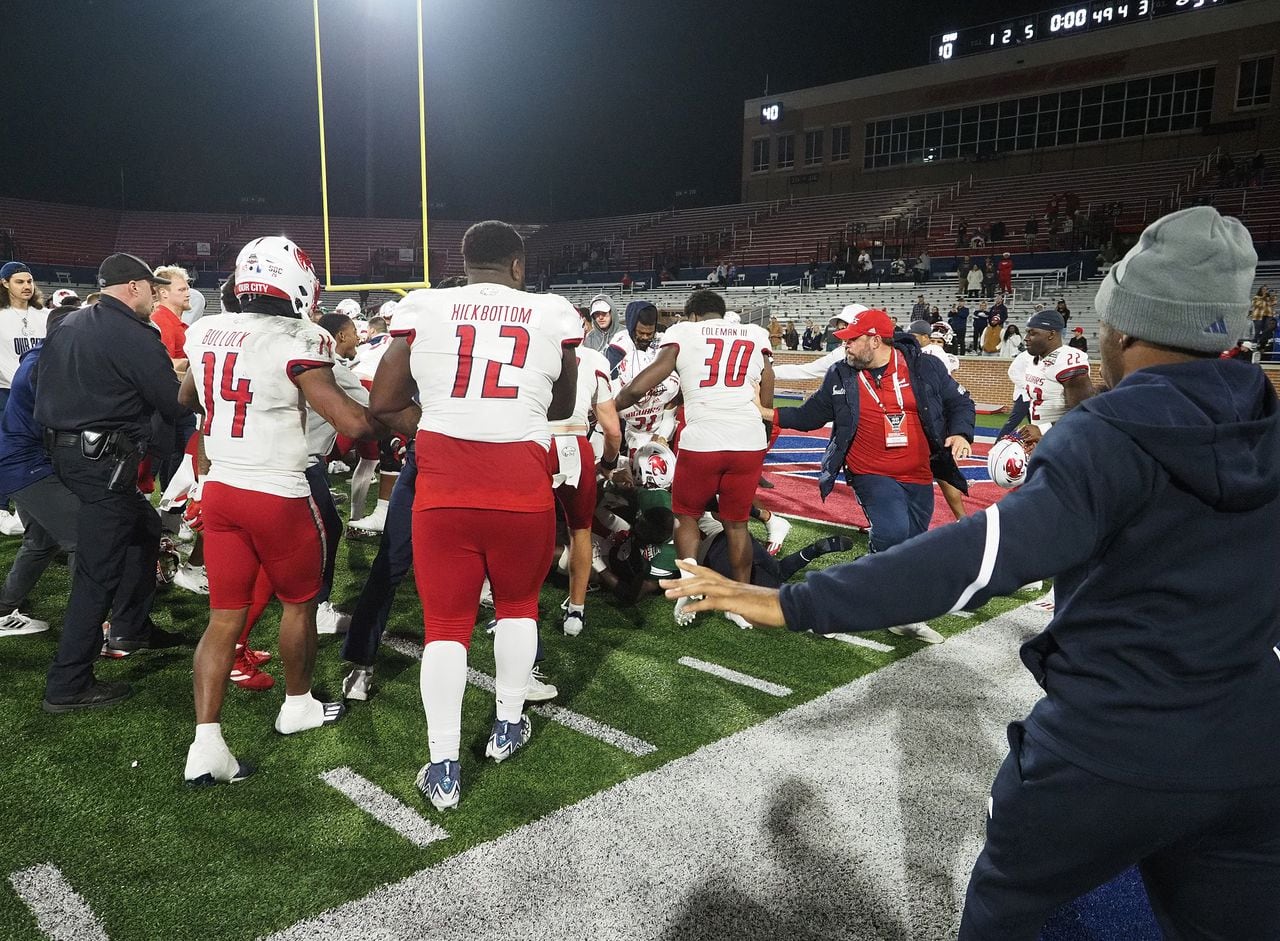 On-field fight erupts after 68 Ventures Bowl (video)