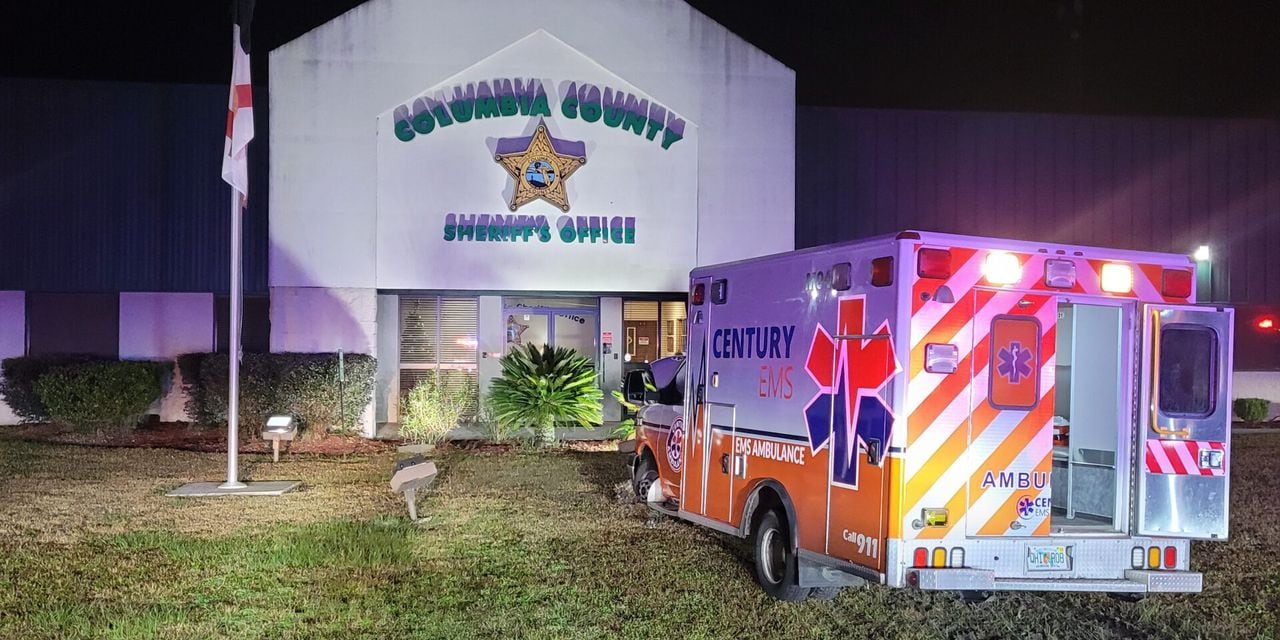 Patient steals ambulance, crashes it outside Florida sheriffâs office, investigators say