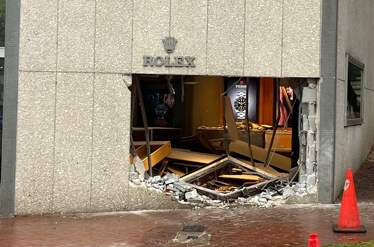 Police chase ends in crash in Mountain Brookâs Brombergs jewelry store