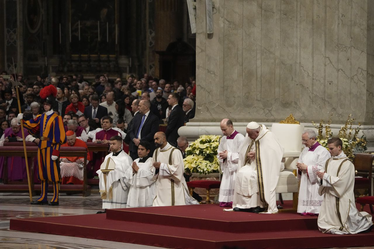 Pope says âour hearts are in Bethlehemâ as he presides over the Christmas Eve Mass