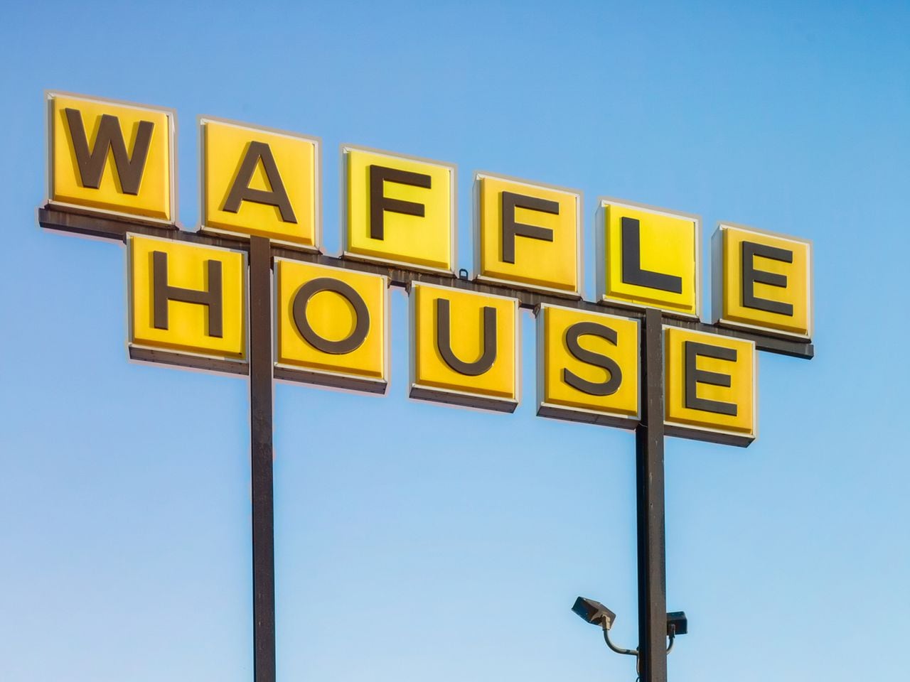 Woman poses as Georgia Waffle House employee, works for 2 hours then steals from cash register