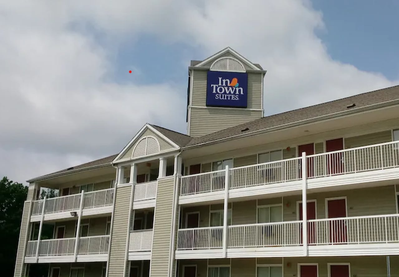 2 wounded during possible robbery at east Birmingham motel