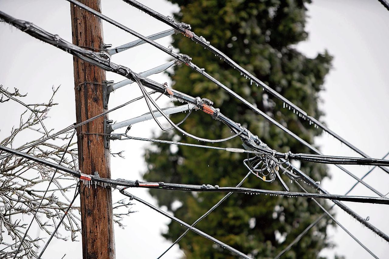 3 people killed when power line falls onto car in Portland, 2-year-old injured