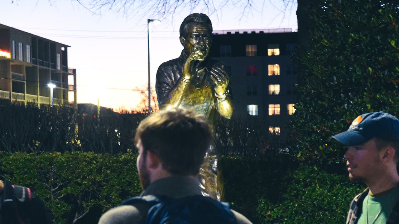 âIâm in denialâ: Fans mourn at Nick Saban statue with oatmeal pies, shock