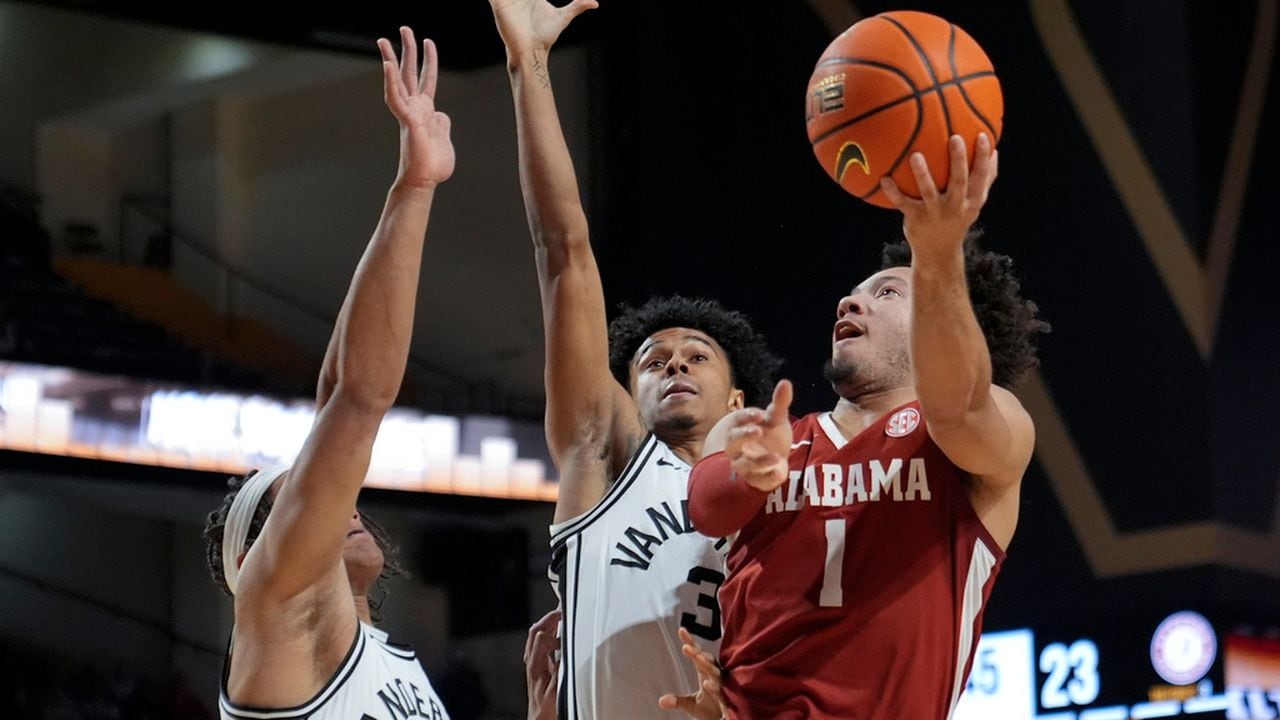 Alabama guard Mark Sears named co-SEC basketball player of the week