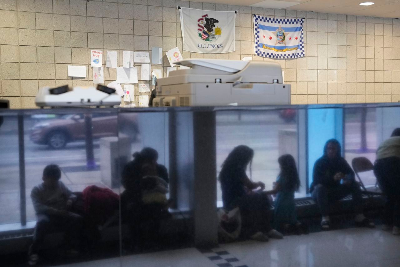 As migrants arrive from Texas, Chicago advocates strain to meet growing need