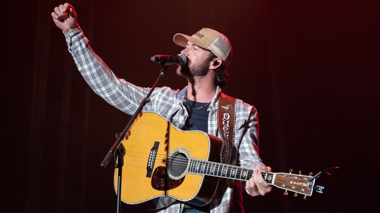 Country star to play spring break beach shows at the Flora-Bama