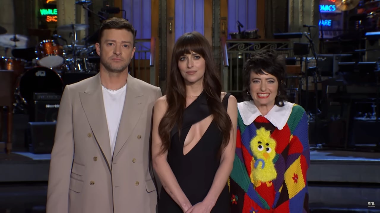 Dakota Johnson jokes Taylor Swift is âmost powerful person in Americaâ on SNL