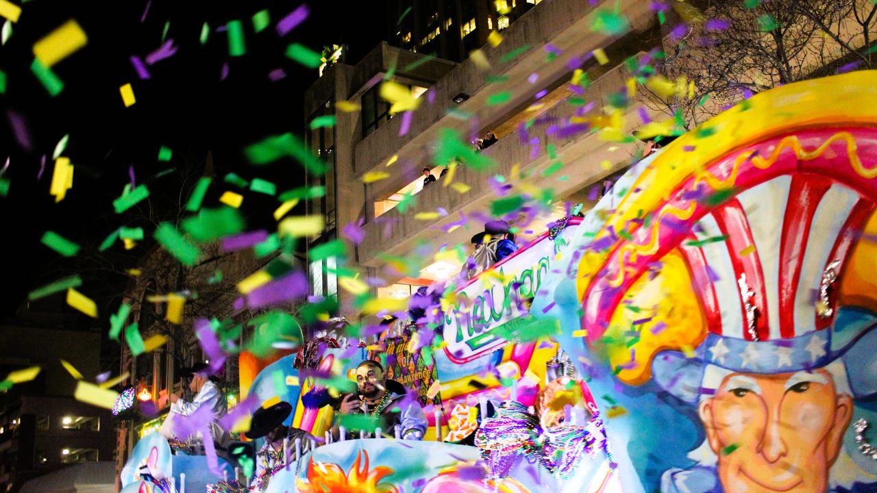 Horse reportedly collapses during Mobile Mardi Gras parade sparking concern