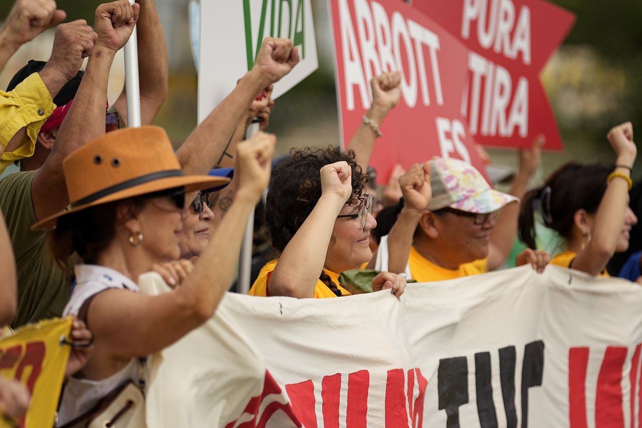 Justice Department sues Texas over âunconstitutionalâ migrant deportation law