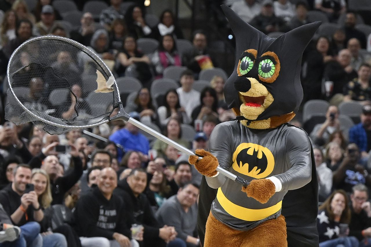 NBA mascot captures bat on court during Spurs-Timberwolves game