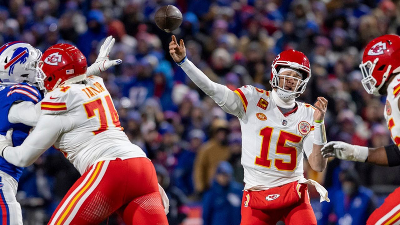NFL playoffs: Chiefs advance after missed kick