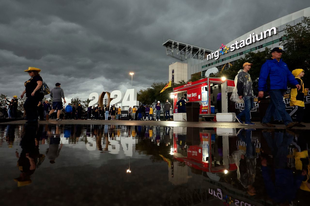 NRG Stadiumâs roof leaking ahead of Michigan-Washington CFP championship due to severe weather