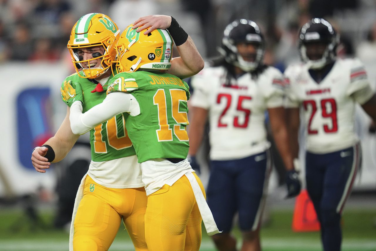 Oregonâs Bo Nix breaks Mac Jonesâ NCAA record during Ducksâ Fiesta Bowl win over Liberty
