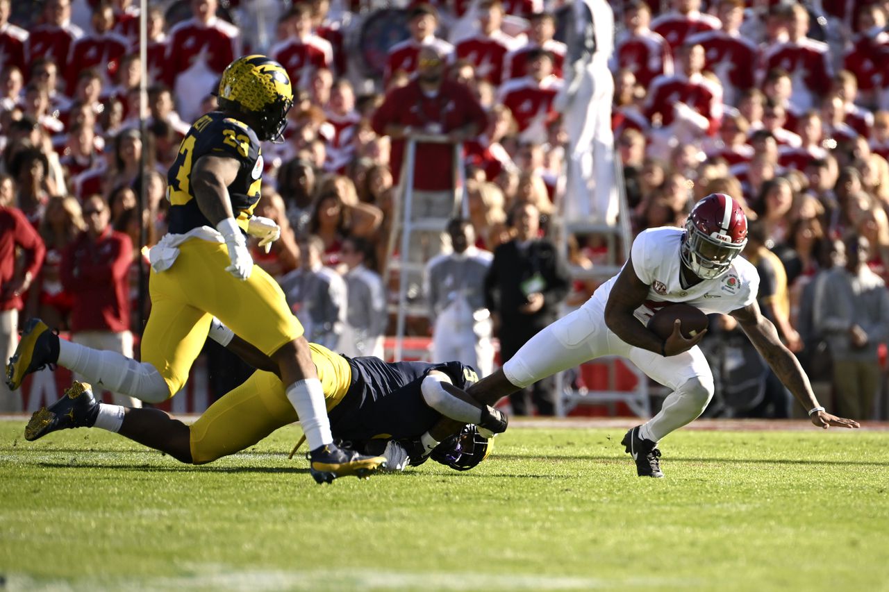 Rose Bowl: Alabamaâs Nick Saban frustrated with protection issues; Jim Harbaugh loves âthree and outsâ