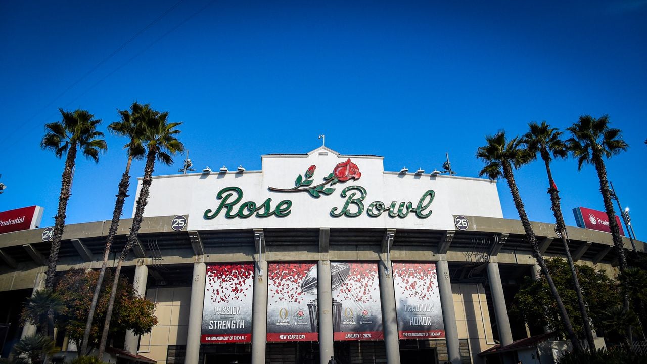 Alabama Michigan Fans Rose Bowl 2024